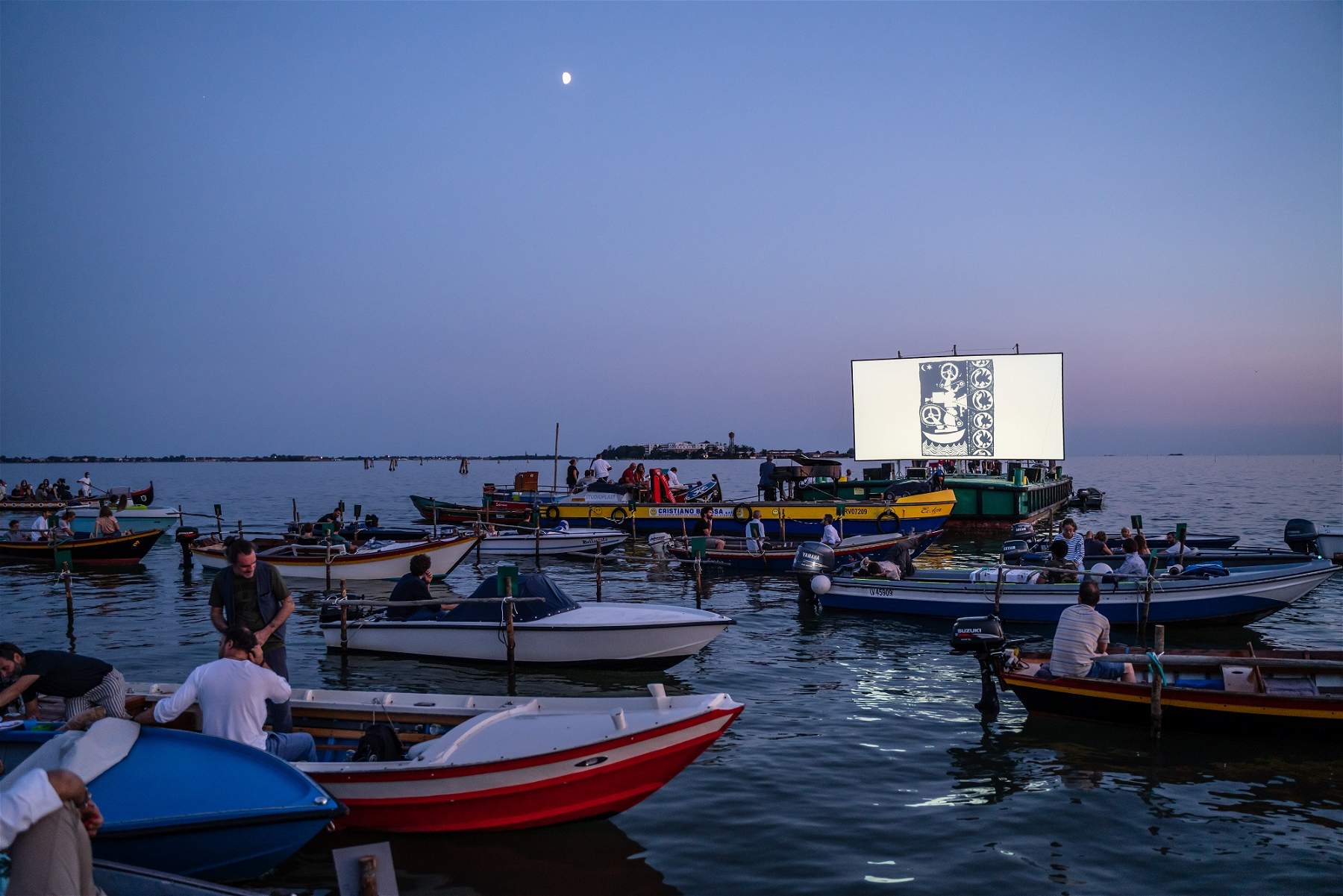 Venice, the waters of the lagoon become a... floating cinema, for the second year