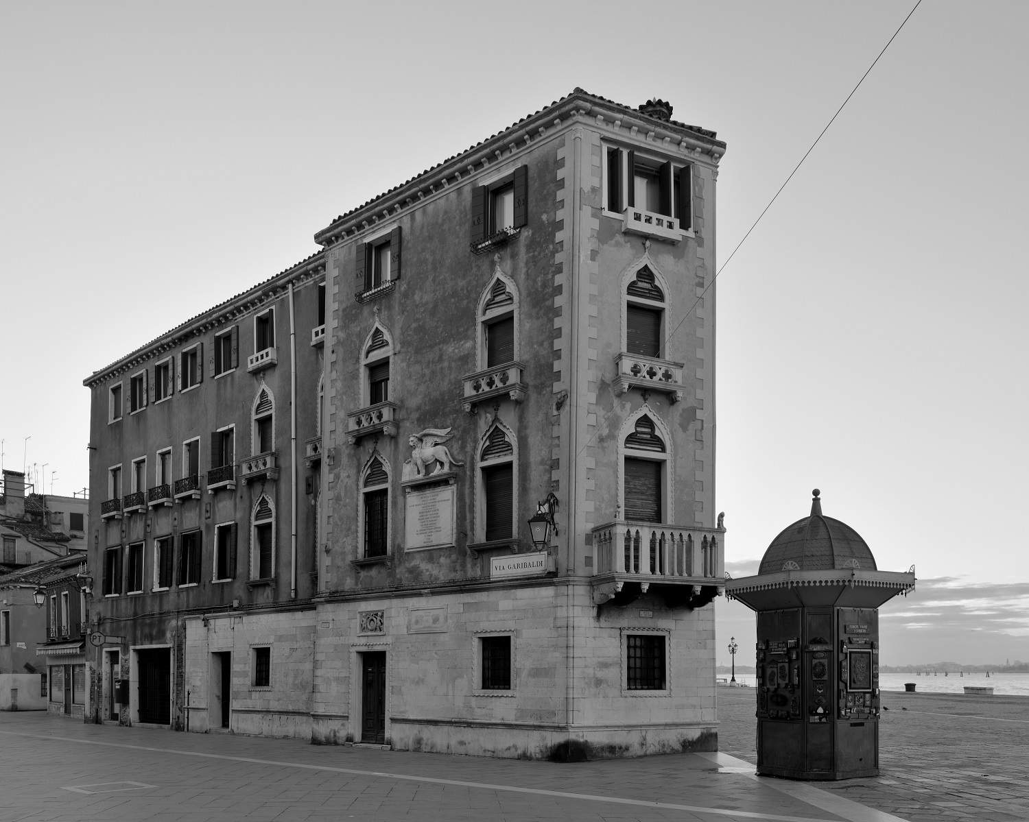 Après six mois de travaux, le Palazzo Grassi rouvre ses portes avec une exposition sur Venise en noir et blanc. 
