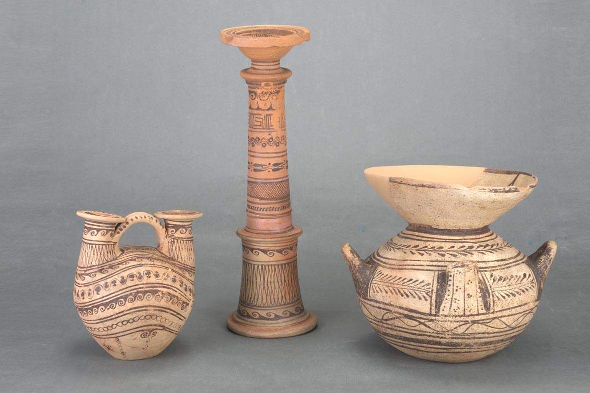La fascination des céramiques étrusques et préromaines : des vases anciens exposés au musée archéologique de Vérone