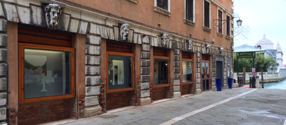 Venise, des artistes illuminent les vitrines de la place Saint-Marc