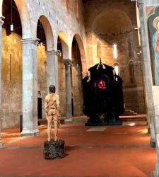 Aron Demetz arriva nella chiesa di San Cristoforo a Lucca con la personale “Art Beat”