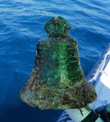 Important find in the waters off Capo Rizzuto: the wreckage of a shipwrecked ship's bell
