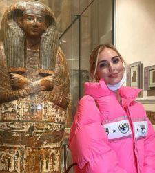 Après les Offices et Brera, Chiara Ferragni visite le musée égyptien de Turin. 
