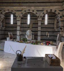 Pisa, a table set inside the church of Santa Maria della Spina
