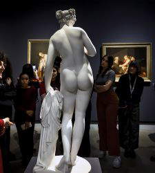 女人？在公共雕塑中几乎不存在。米兰女性与雕塑展
