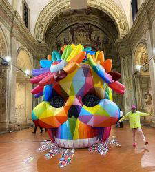 Un enorme teschio colorato in una chiesa del Seicento: la mostra di Okuda San Miguel a Bologna