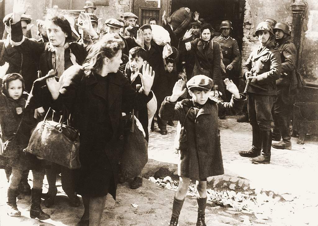 La famosa fotografía del niño en el gueto de Varsovia (mayo de 1943) 