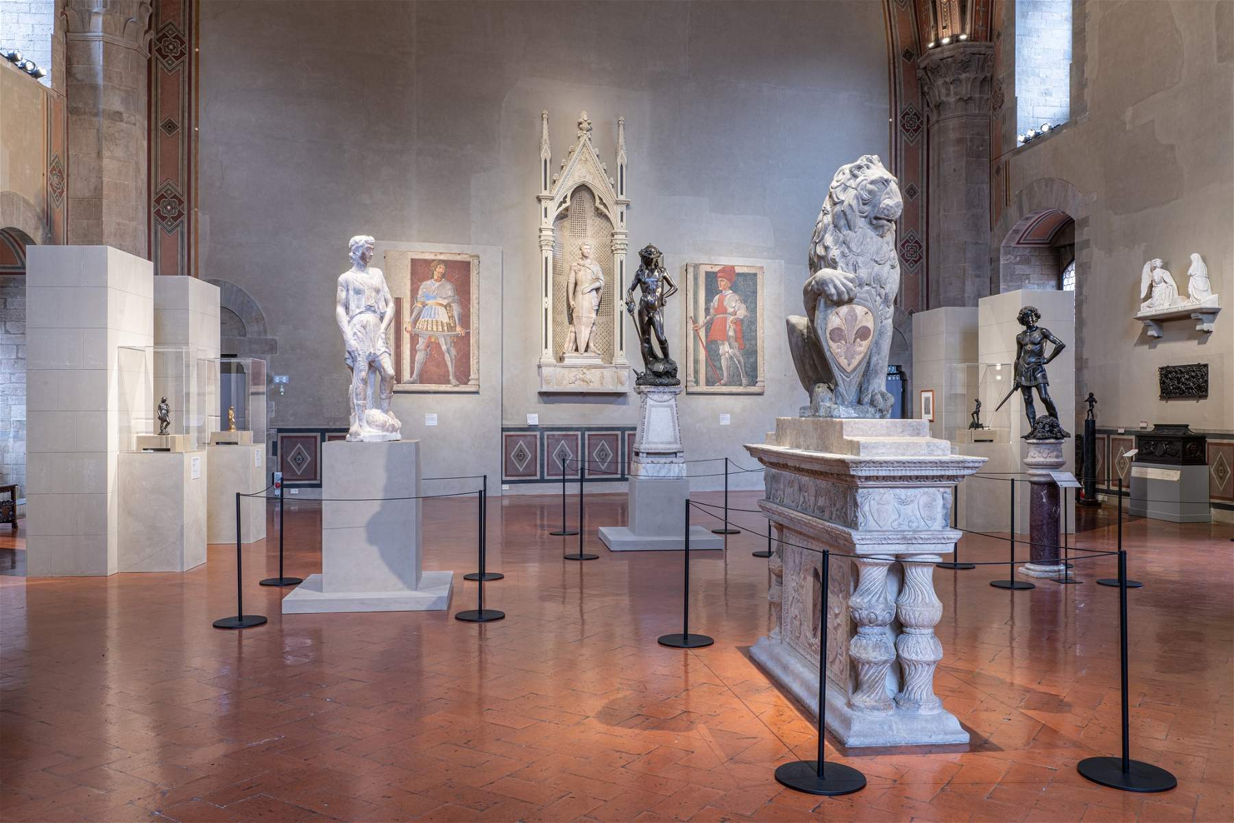 L'exposition Donatello dépasse les 100 000 visiteurs. Un livre sur ses œuvres en Toscane est publié.