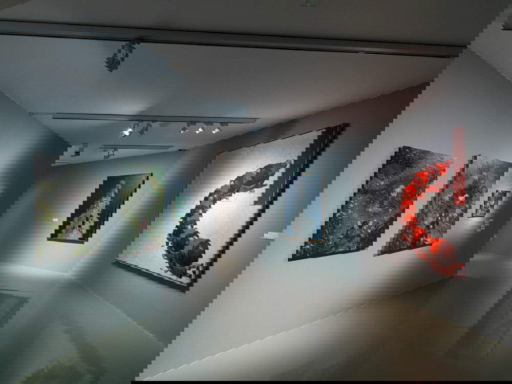 La mostra Certezze soggettive. Sulla parete sinistra le opere Buon Compleanno, Nella Valle degli Elvezi e Nelle terre dei Gonzaga
