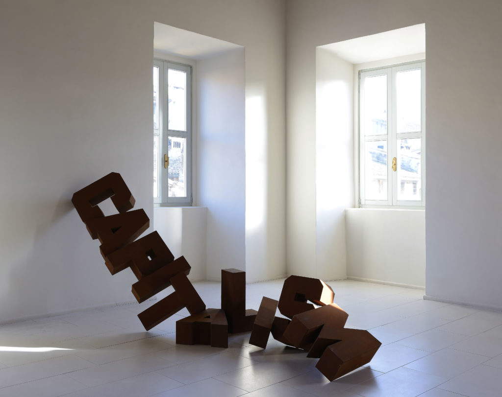 Andrei Molodkin, Broken Capitalism (2015, acciaio corten, 2 blocchi, 188 x 144 x 81cm + 125 x 75 x 73cm) Andrei Molodkin, Broken Capitalism (2015, acciaio corten, 2 blocchi, 188 x 144 x 81cm + 125 x 75 x 73cm)