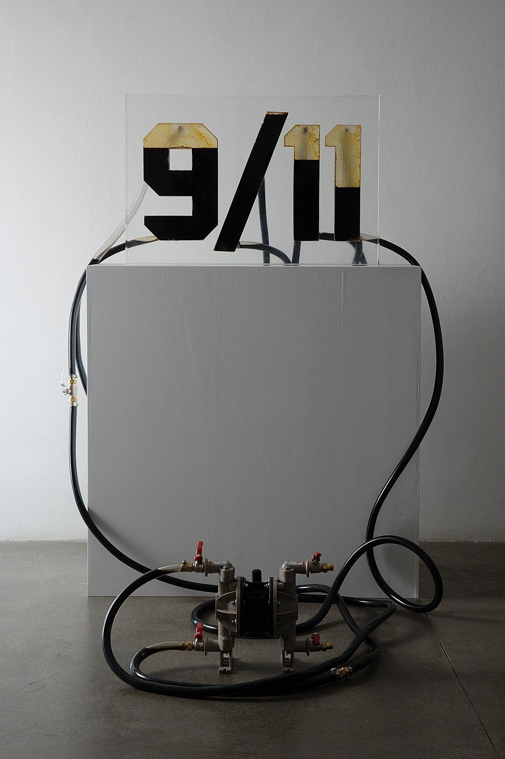 Andrei Molodkin, Nine Eleven (2006; blocco acrilico riempito di petrolio greggio, pompa, compressore e podio in legno, 52,5 x 79 x 10 cm, ed. 2/3) Andrei Molodkin, Nine Eleven (2006; blocco acrilico riempito di petrolio greggio, pompa, compressore e podio in legno, 52,5 x 79 x 10 cm, ed. 2/3)