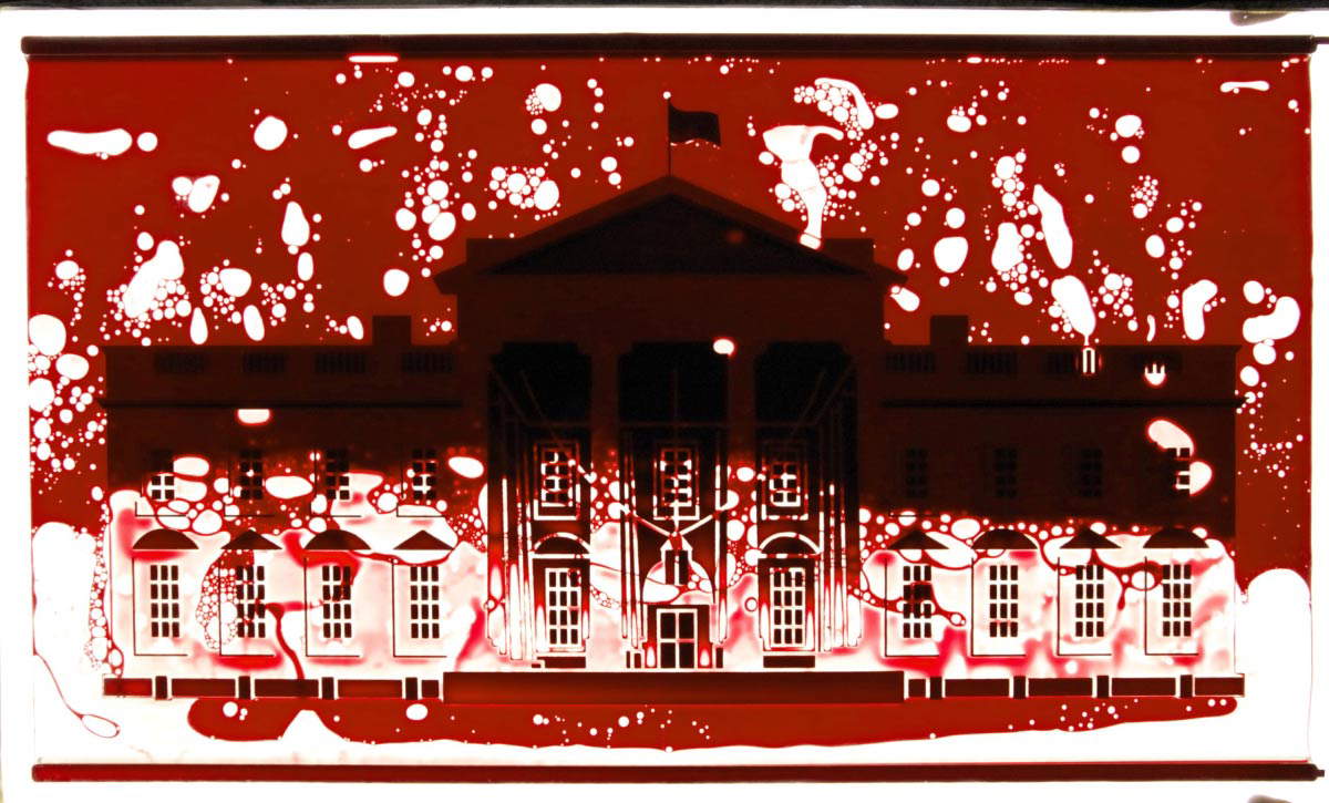Andrei Molodkin, White House Filled with the Blood of US Citizens (2020; blocco acrilico riempito con sangue) Andrei Molodkin, White House Filled with the Blood of US Citizens (2020; blocco acrilico riempito con sangue)
