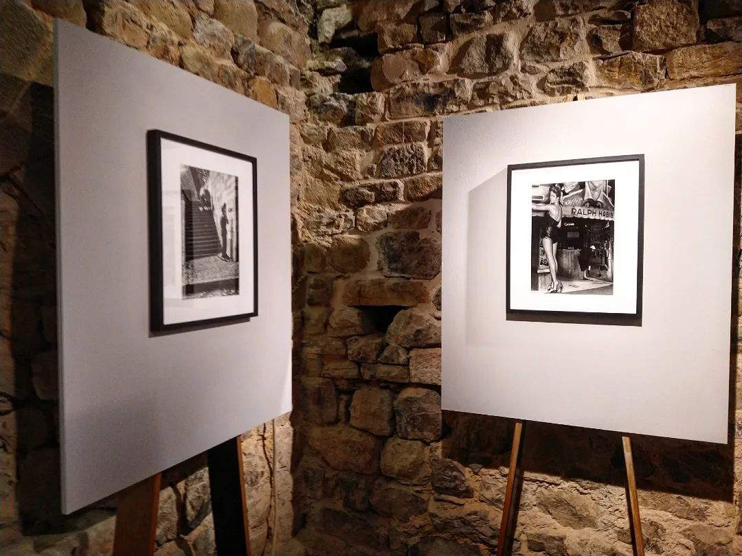 Agencement des expositions Gianni Berengo Gardin. La couleur distrait. Un monde en noir et blanc Agencement des expositions Gianni Berengo Gardin. La couleur distrait. Un monde en noir et blanc