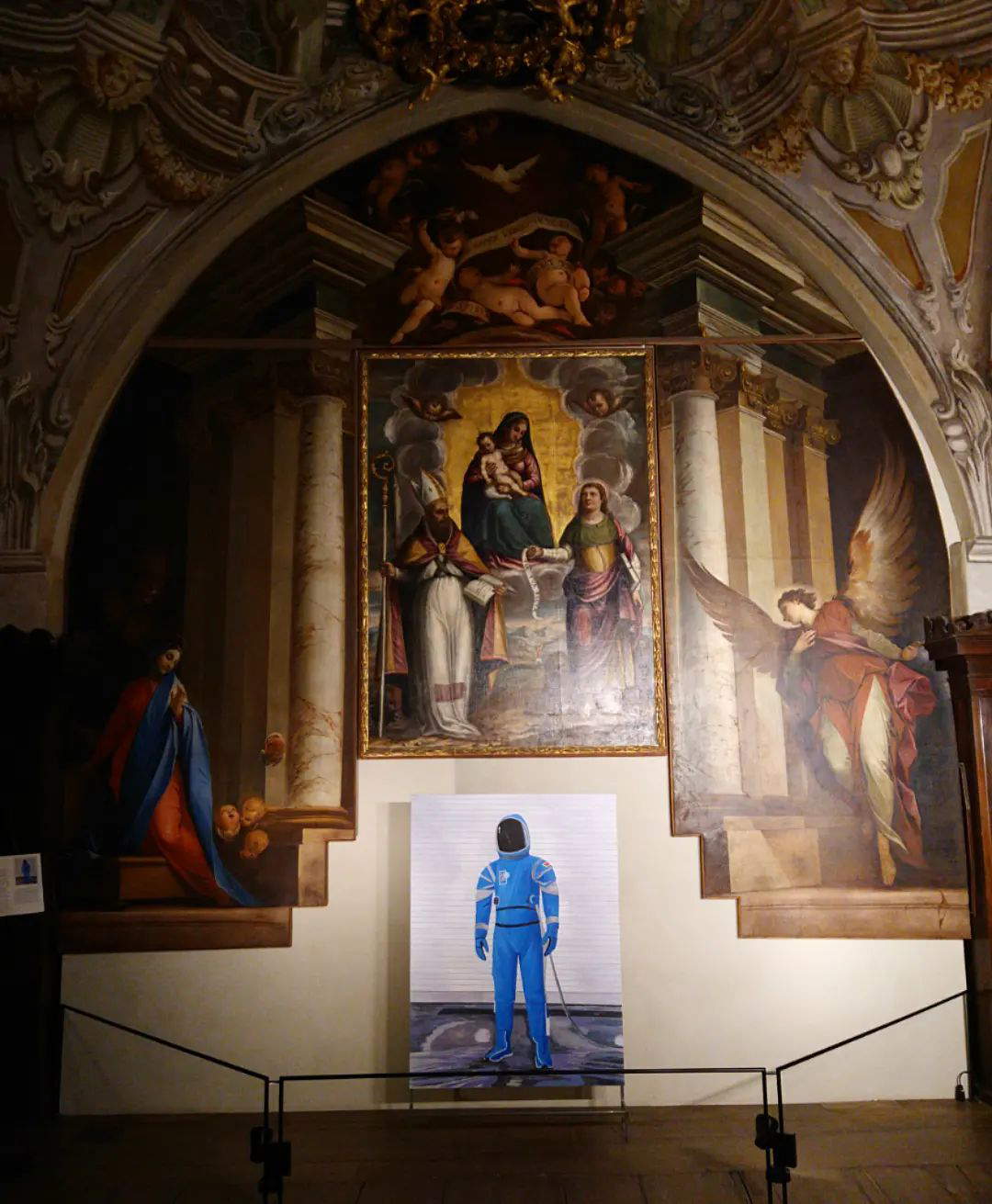 Andrea Carpita, Blue Traveler (2021, Verona, Cappella dei Notai) Andrea Carpita, Blue Traveler (2021, Verona, Cappella dei Notai)
