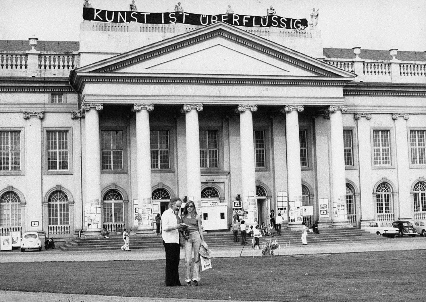 Ben Vautier, Kunst ist überflüssig (1972, Kassel, Fridericianum) Ben Vautier, Kunst ist überflüssig (1972, Kassel, Fridericianum)