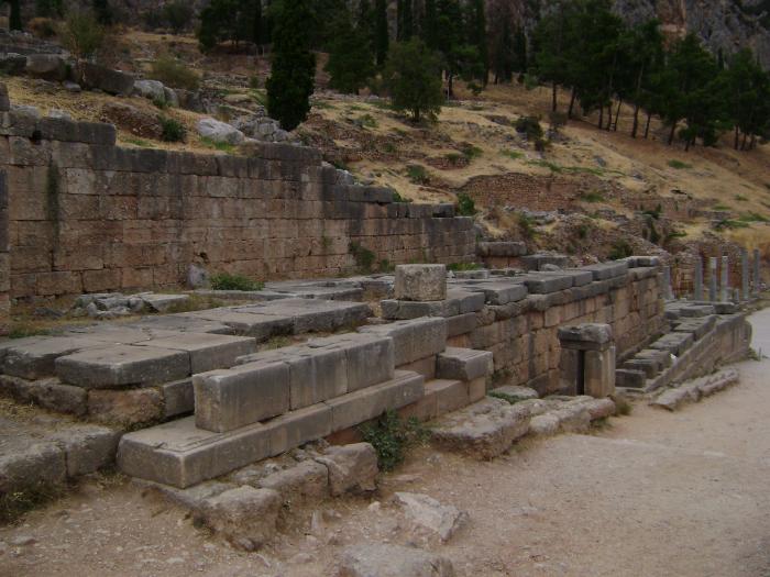La base del donario degli Arcadi di Delfi La base del donario degli Arcadi di Delfi