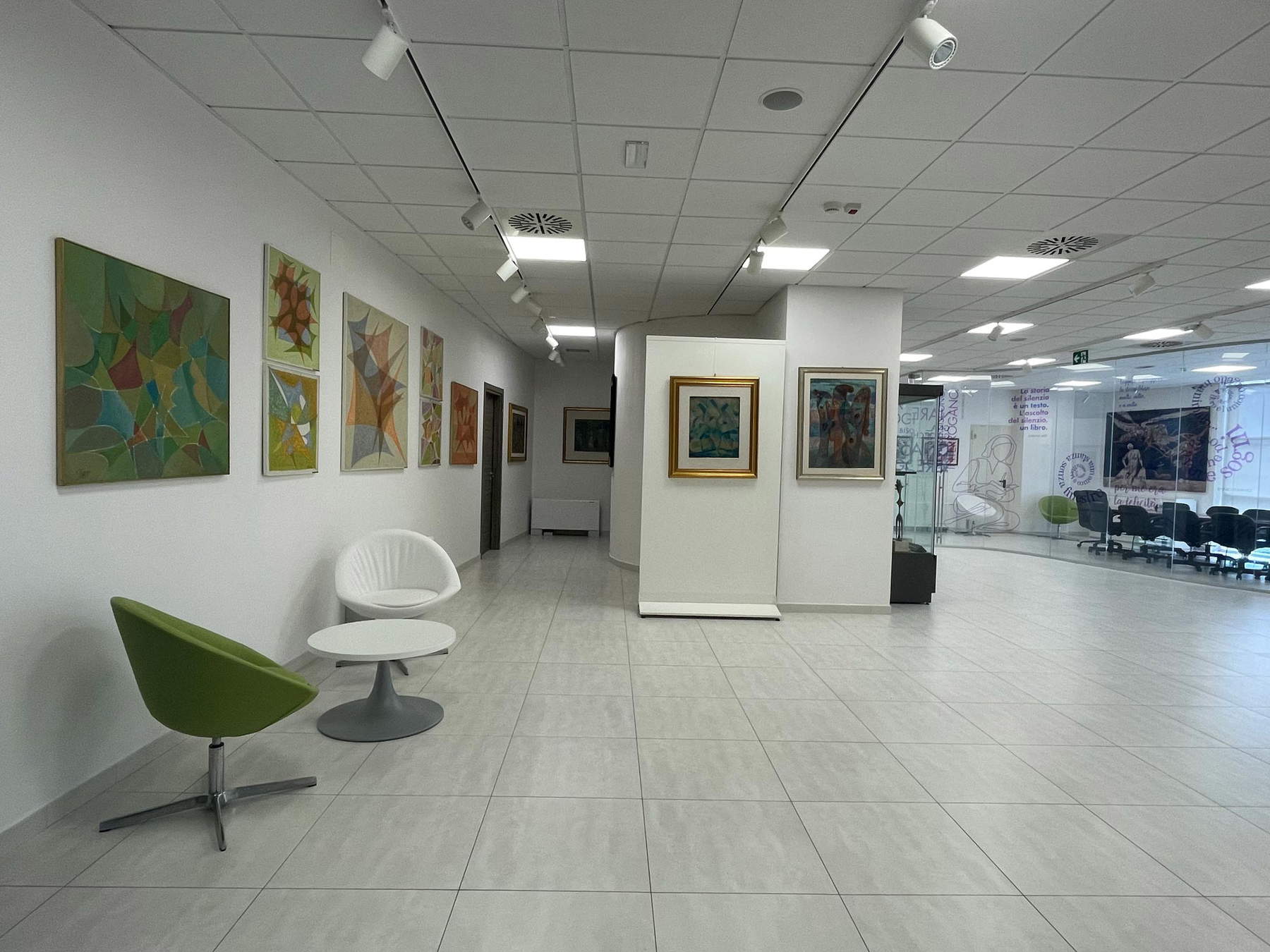 Werke von Albert Friscia in der Nationalbibliothek von Potenza. Fotos Nationalbibliothek von Potenza