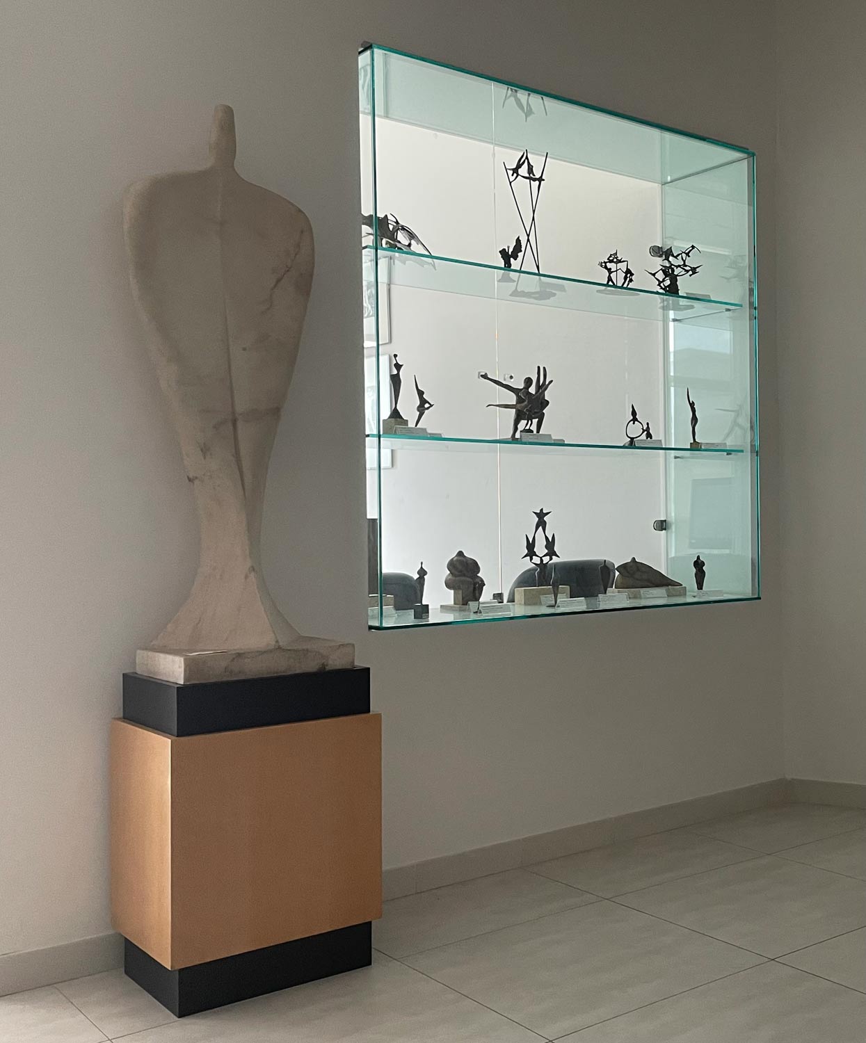 Werke von Albert Friscia in der Nationalbibliothek von Potenza. Fotos Nationalbibliothek von Potenza