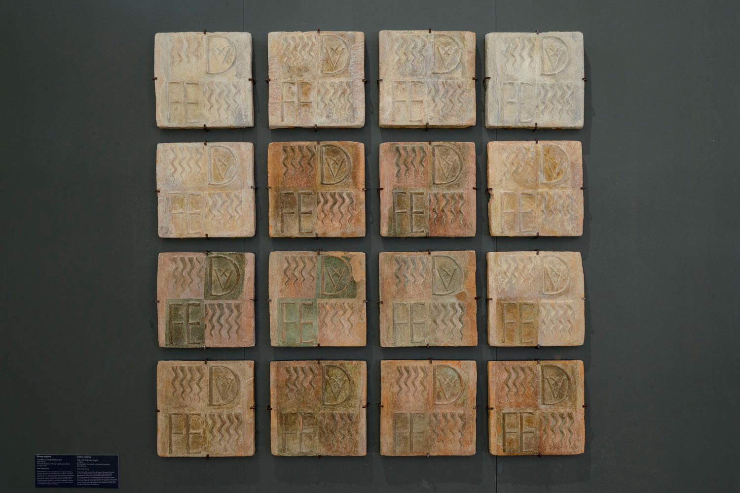 Werkstatt in Gubbio, Fliesen mit den Insignien Friedrichs (um 1480-1482; geformte, engobierte und bemalte Terrakotta, je 33,5 x 33,5 cm; Gubbio, Herzogspalast) Werkstatt in Gubbio, Fliesen mit den Insignien Friedrichs (um 1480-1482; geformte, engobierte und bemalte Terrakotta, je 33,5 x 33,5 cm; Gubbio, Herzogspalast)