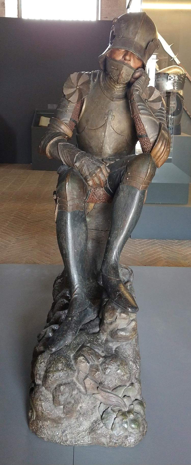 Hans Klocker, Schlafender Krieger (um 1490; geschnitztes, versilbertes und bemaltes Holz, Höhe 150 cm; Florenz, Museum Stibbert, Inv. 3894) Hans Klocker, Schlafender Krieger (um 1490; geschnitztes, versilbertes und bemaltes Holz, Höhe 150 cm; Florenz, Museum Stibbert, Inv. 3894)