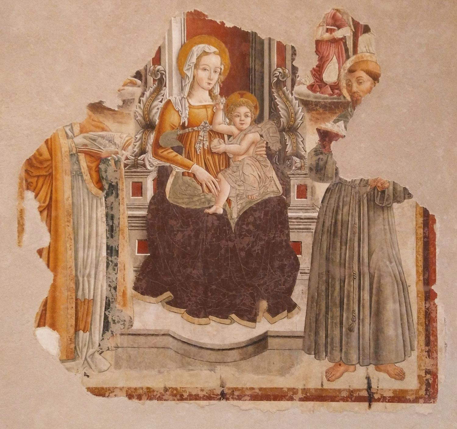 Orlando Merlini, Thronende Madonna mit Kind zwischen dem heiligen Augustinus (?), dem heiligen Franziskus und musizierenden Engeln (um 1485-1495; freistehendes Fresko, 186,5 x 197,5 cm; Gubbio, Museo di Palazzo dei Consoli, Depot) Orlando Merlini, Thronende Madonna mit Kind zwischen dem heiligen Augustinus (?), dem heiligen Franziskus und musizierenden Engeln (um 1485-1495; freistehendes Fresko, 186,5 x 197,5 cm; Gubbio, Museo di Palazzo dei Consoli, Depot)