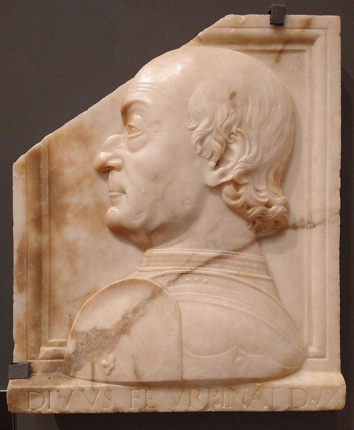 Toskanischer Bildhauer, Porträt von Federico da Montefeltro (letztes Viertel 15. Jahrhundert; Marmor, 47 x 38,5 x 8,3 cm; Pesaro, Musei Civici, Inv. 4142) Toskanischer Bildhauer, Porträt von Federico da Montefeltro (letztes Viertel 15. Jahrhundert; Marmor, 47 x 38,5 x 8,3 cm; Pesaro, Musei Civici, Inv. 4142)