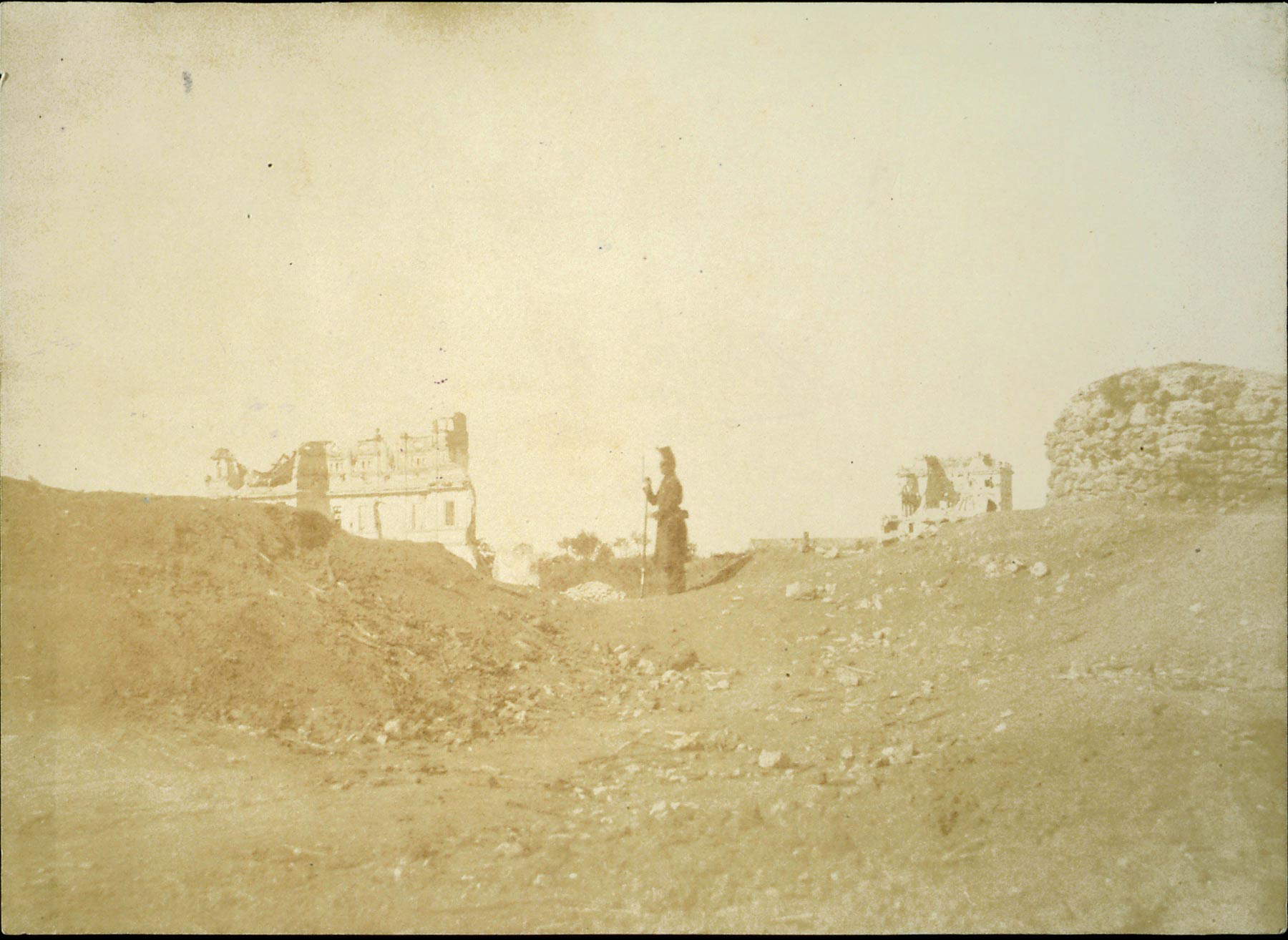 Stefano Lecchi, Sentinella francese tra il Vascello e i Quattro Venti (1849; carta salata da calotipo, 161 x 224 mm; Roma, Biblioteca di Storia Moderna e Contemporanea)