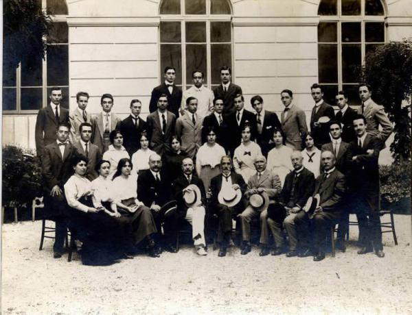 Gruppo di allievi e professori disposti per una fotografia nel cortile del liceo Torquato Tasso in via Sicilia a Roma nell'estate dell'ultimo anno di corso liceale