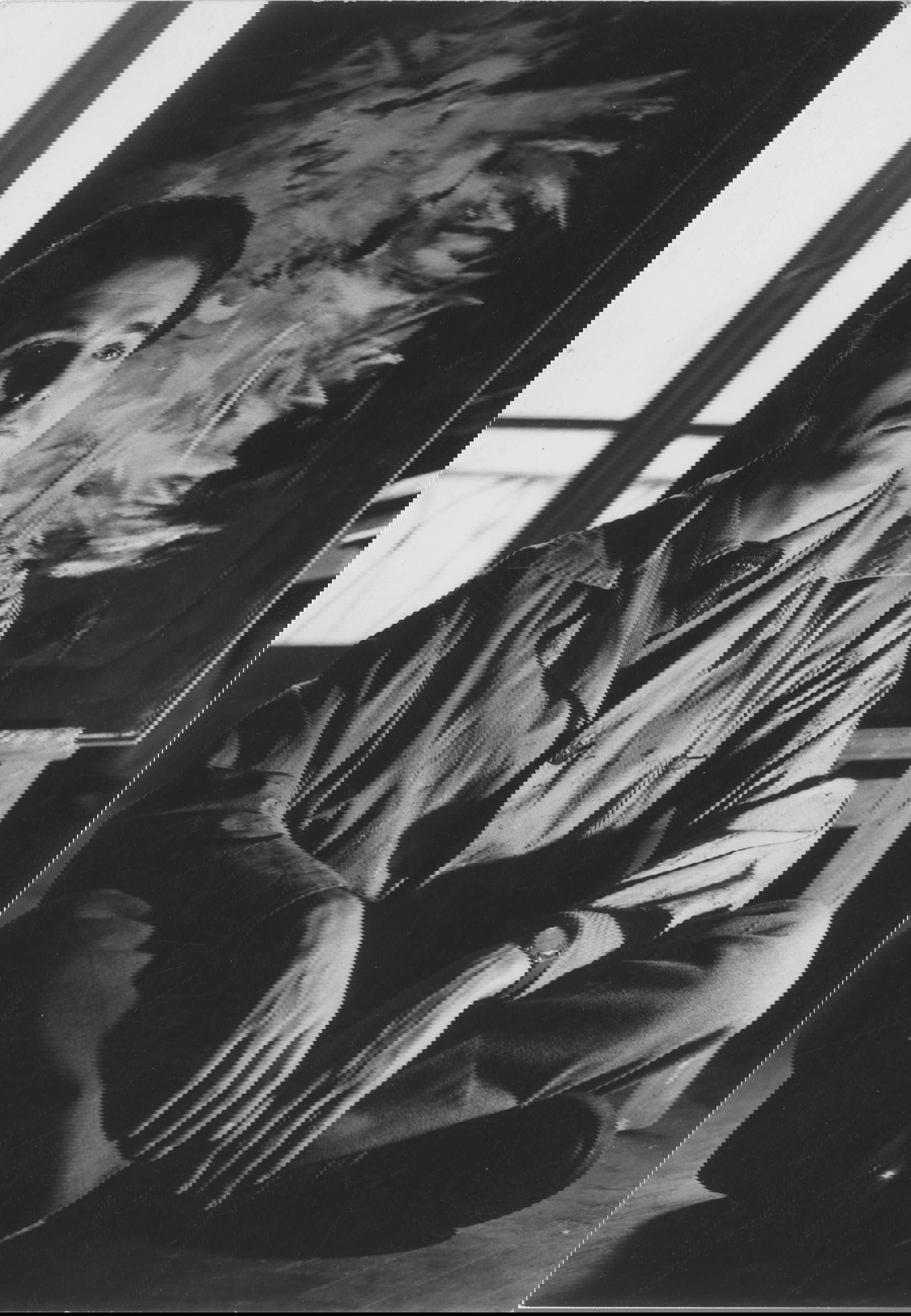 Guido Strazza nel suo studio di Milano in via Montebello (1958). Foto Archivio Guido Strazza