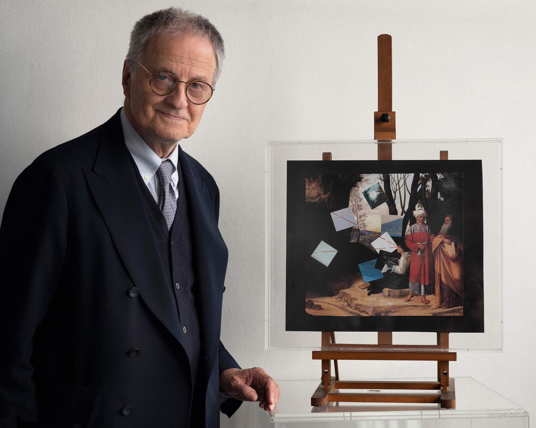 Giulio Paolini nel suo studio a Torino nel 2022, con il suo collage Senza titolo (2015). © The Japan Art Association / archivio Paola Ghirotti Giulio Paolini nel suo studio a Torino nel 2022, con il suo collage Senza titolo (2015). © The Japan Art Association / archivio Paola Ghirotti
