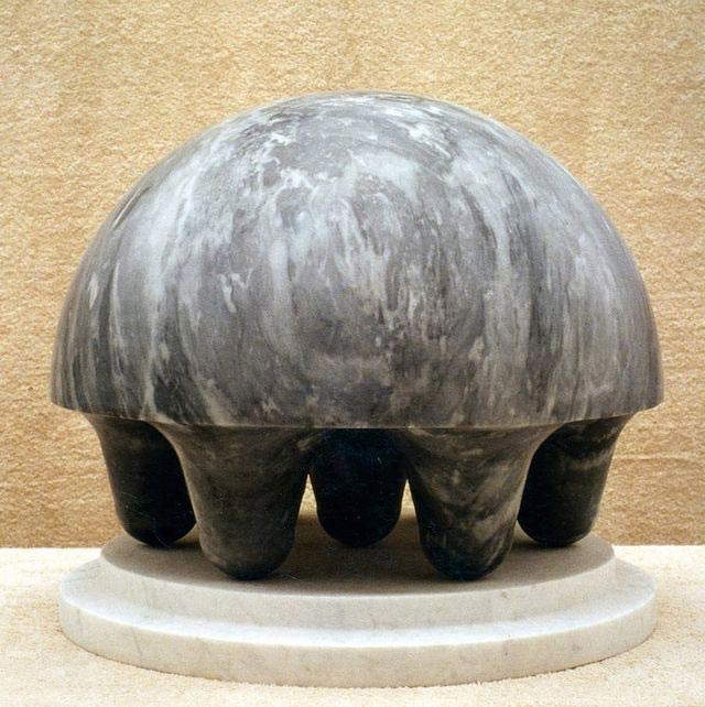 Isao Sugiyama, Atombombe (1986; Marmor, 31,5 x 42 x 42 cm; Sammlung des Künstlers) Isao Sugiyama, Atombombe (1986; Marmor, 31,5 x 42 x 42 cm; Sammlung des Künstlers)