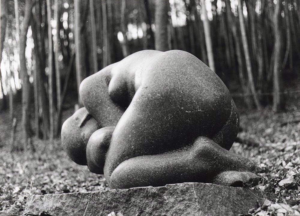 Isao Sugiyama, Ohne Titel (c. 1976; schwarzer Granit) Isao Sugiyama, Ohne Titel (c. 1976; schwarzer Granit)