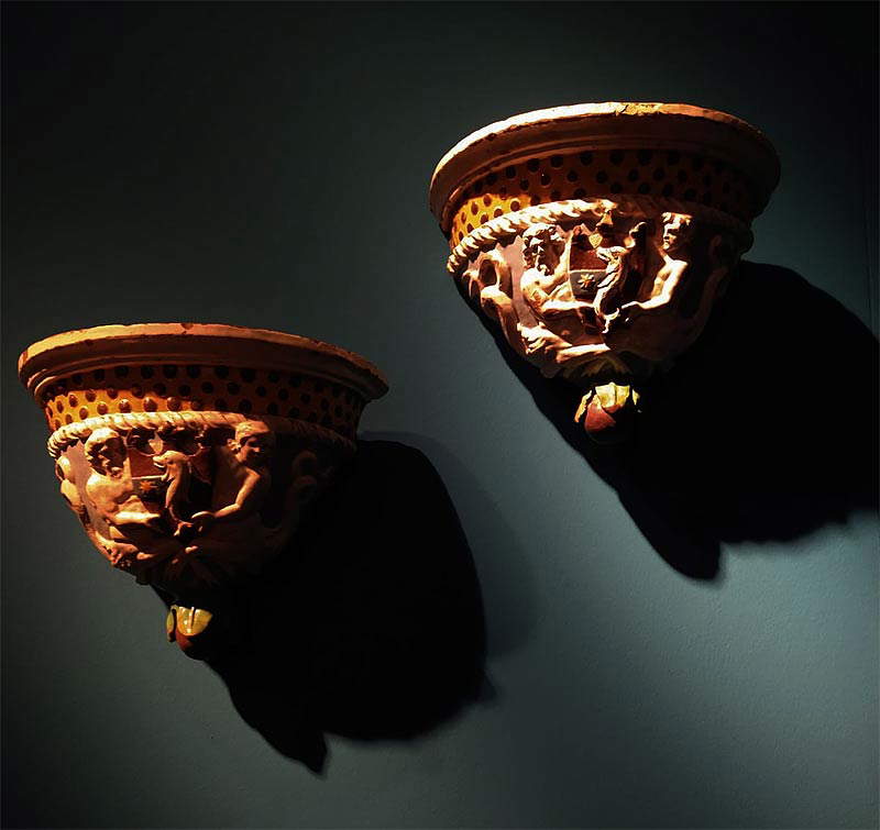 Girolamo della Robbia, Coppia di mensole con tritoni che recano stemmi (1515 circa; terracotta invetriata, 23 x 29 x 14 cm)