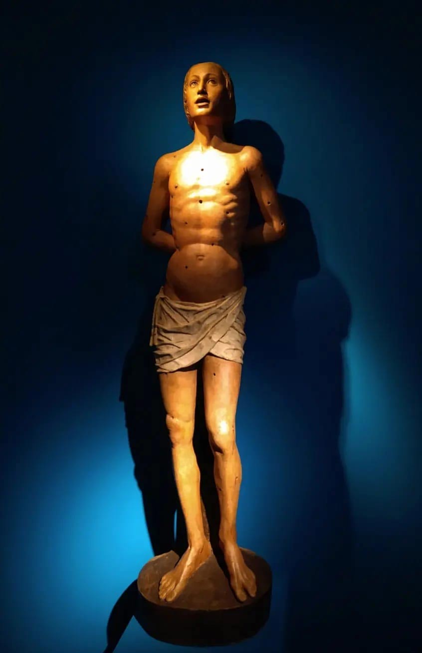 Pietro Lombardo, San Sebastiano (pietra dipinta, 178 x 58 x 40 cm). Presentato da Botticelli Antichit&agrave;