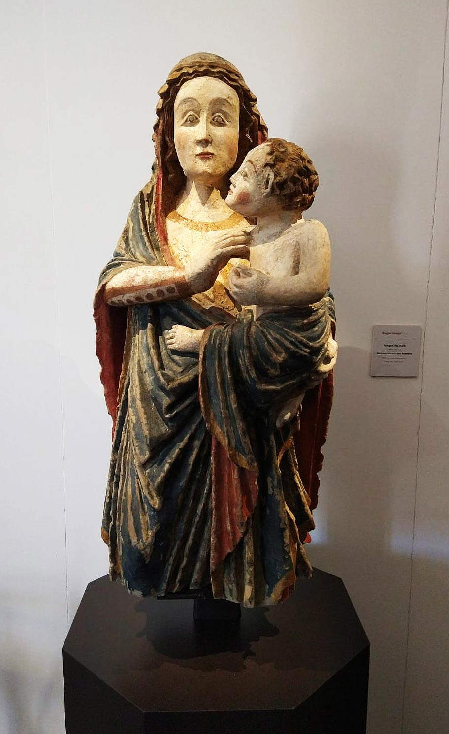 Artista della Spagna del Nord, Madonna stante col Bambino (1290-1310 circa; pietra arenaria policromata, 102 x 65 x 42 cm). Presentato da Romigioli Antichit&agrave;