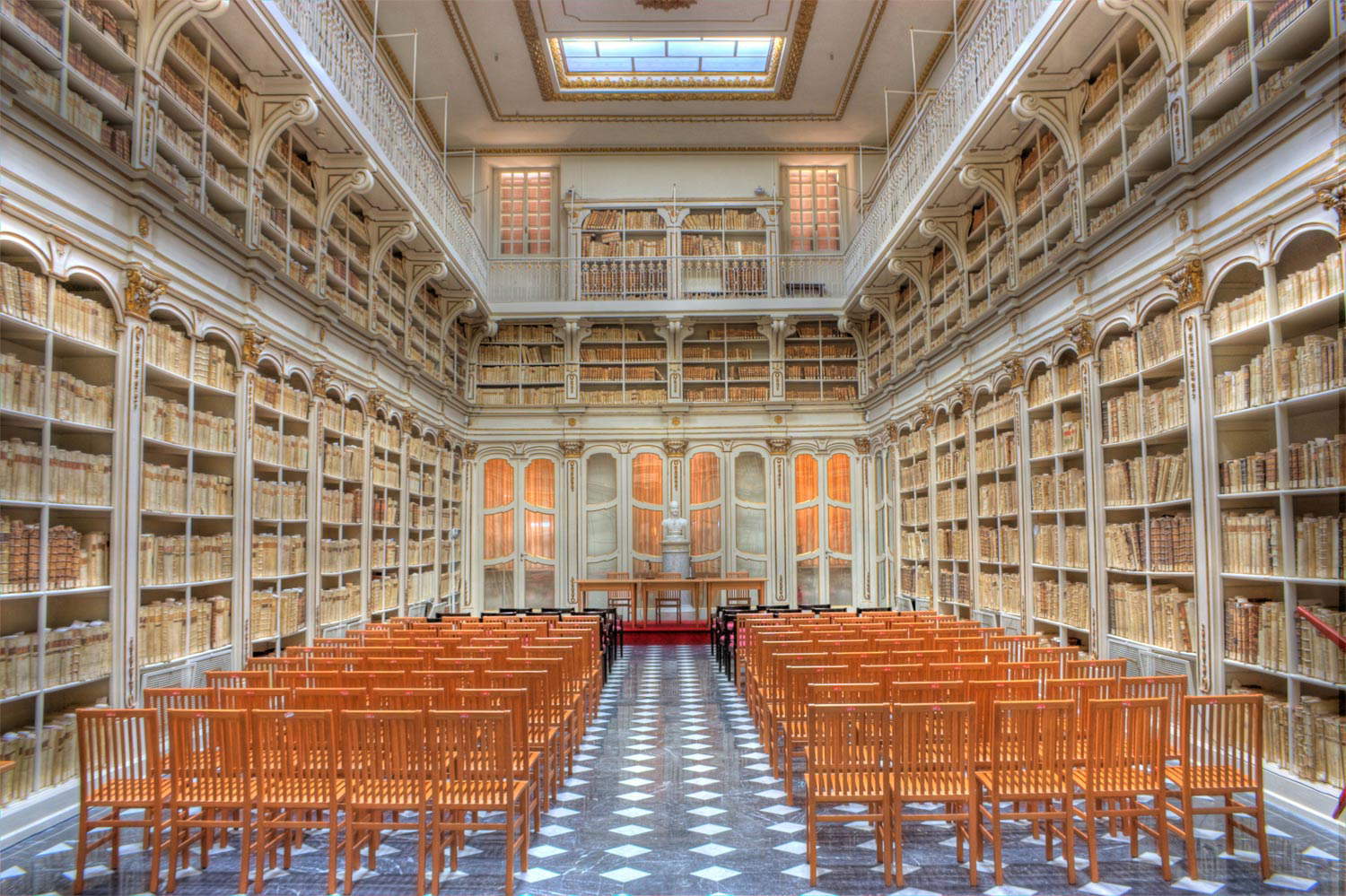 La Biblioteca Universitaria di Cagliari La Biblioteca Universitaria di Cagliari