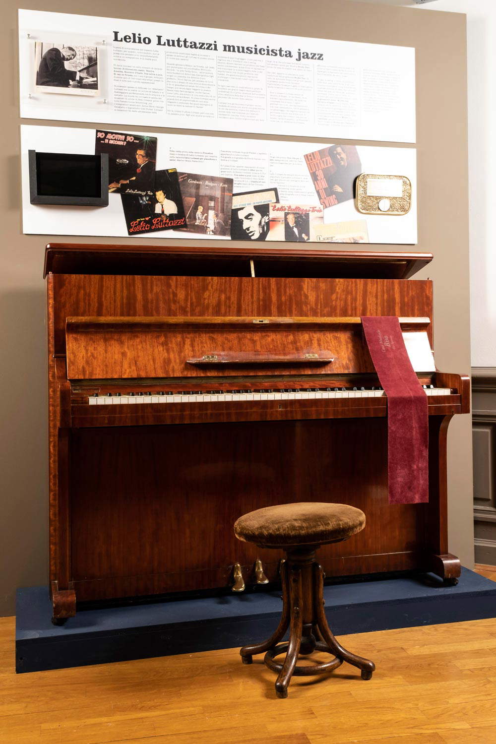 El instrumento del maestro de su casa de Trieste. El piano sigue siendo totalmente funcional y se afina con regularidad. El instrumento del maestro de su casa de Trieste. El piano sigue siendo totalmente funcional y se afina con regularidad.