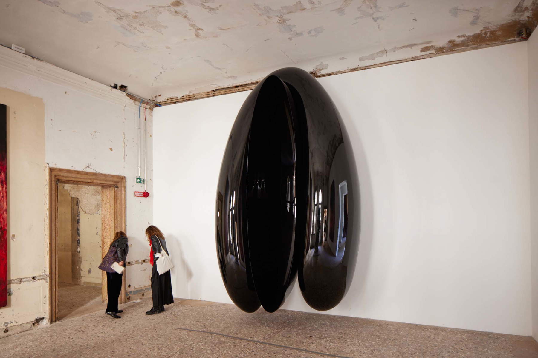 Anish Kapoor, Hidden mirror (2022; resina e vernice, 420 x 255 x 132 cm). Foto di David Levene Anish Kapoor, Hidden mirror (2022; resina e vernice, 420 x 255 x 132 cm). Foto di David Levene