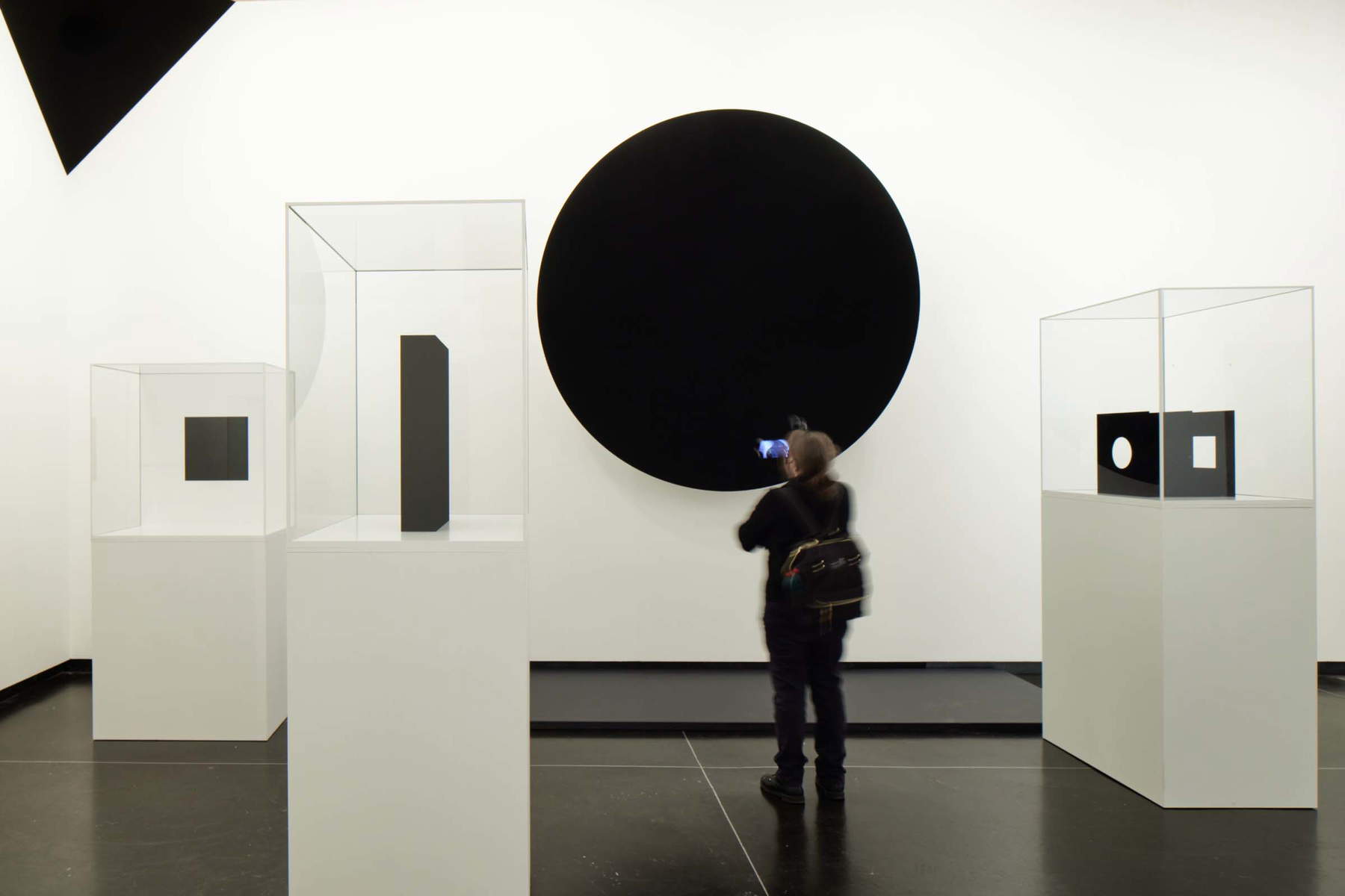 Veduta della mostra Anish Kapoor, Gallerie dell'Accademia, Venezia, foto di David Levene Veduta della mostra Anish Kapoor, Gallerie dell'Accademia, Venezia, foto di David Levene