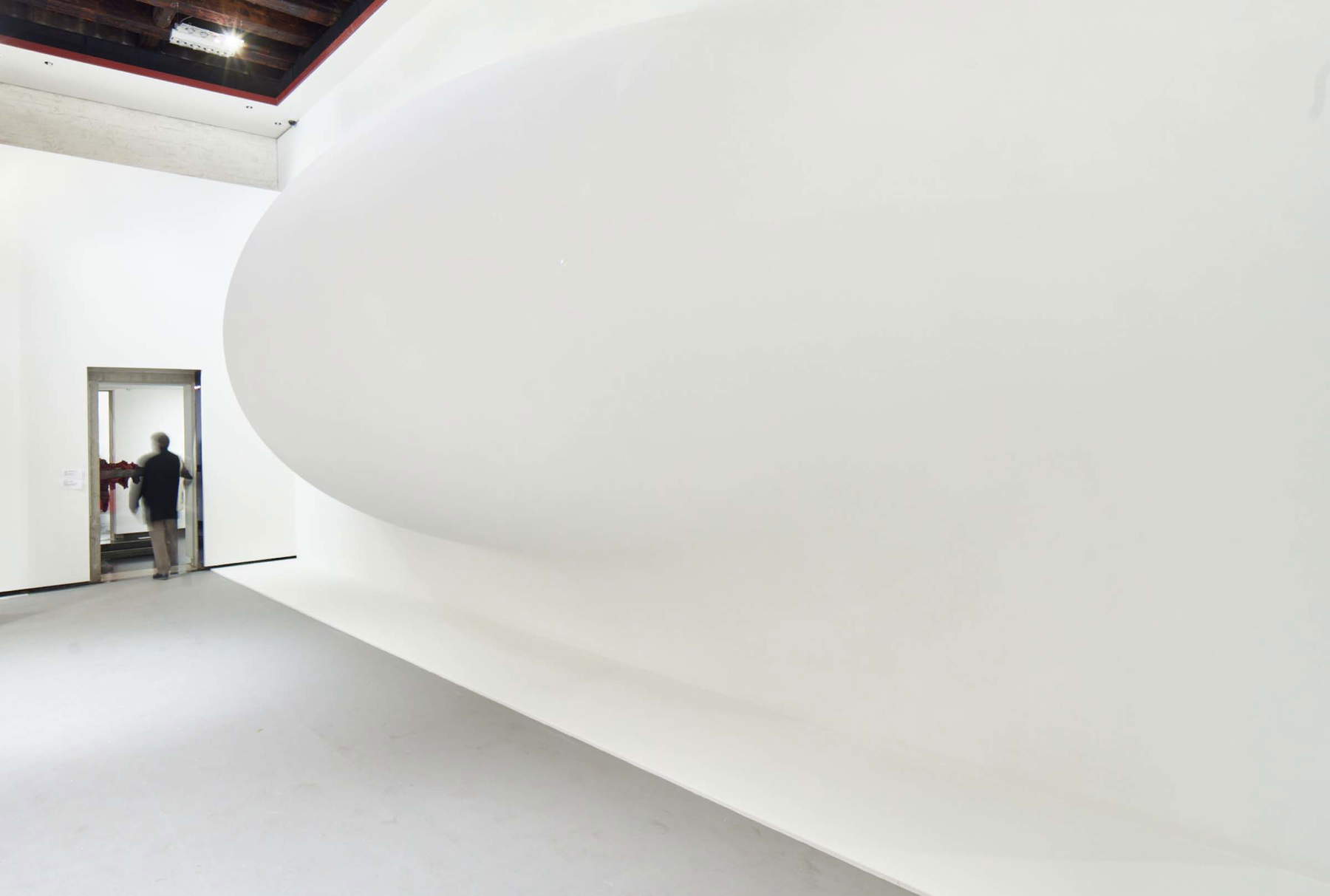 Anish Kapoor, Pregnant white within me (2022; tecnica mista, dimensioni variabili). Foto di David Levene Anish Kapoor, Pregnant white within me (2022; tecnica mista, dimensioni variabili). Foto di David Levene