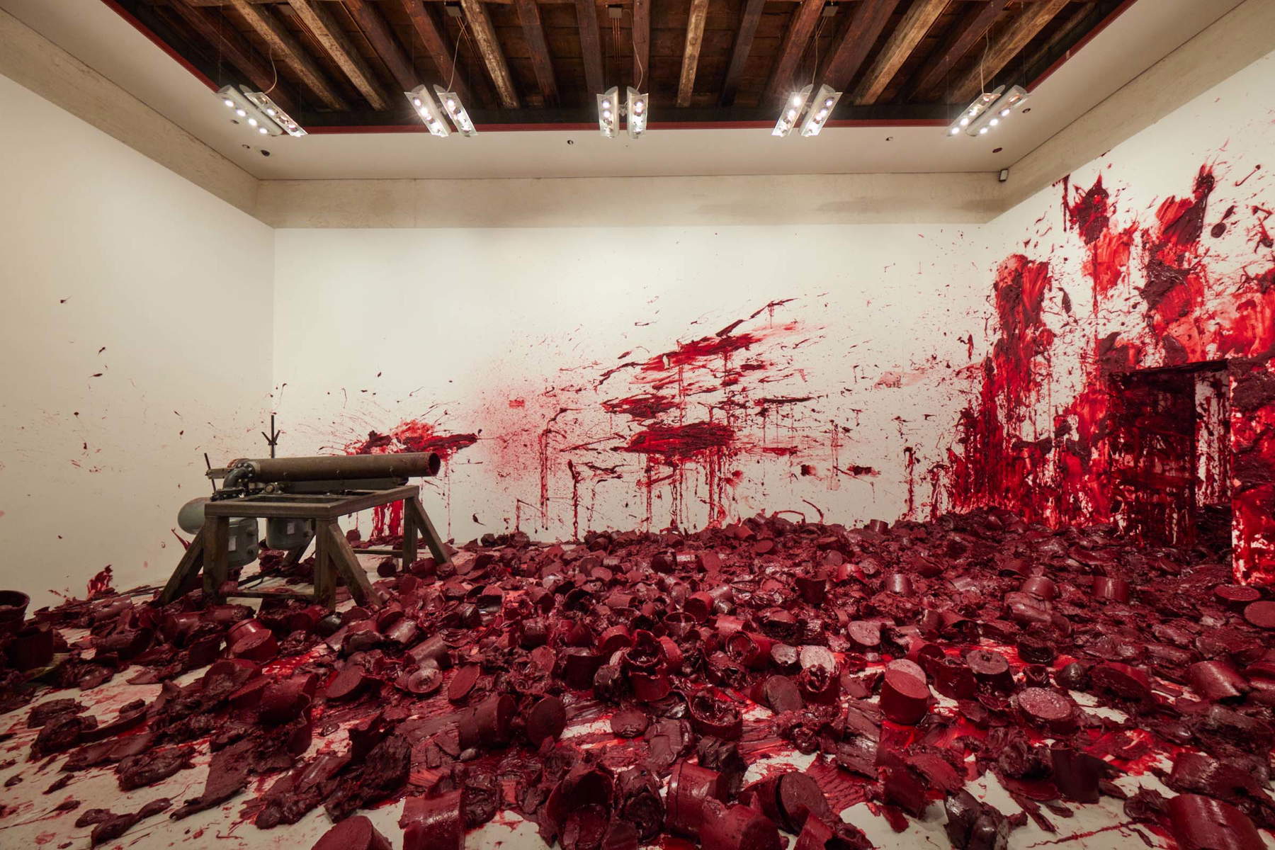 Anish Kapoor, Shooting into the corner (2008-2009; tecnica mista, dimensioni variabili). Foto di David Levene Anish Kapoor, Shooting into the corner (2008-2009; tecnica mista, dimensioni variabili). Foto di David Levene