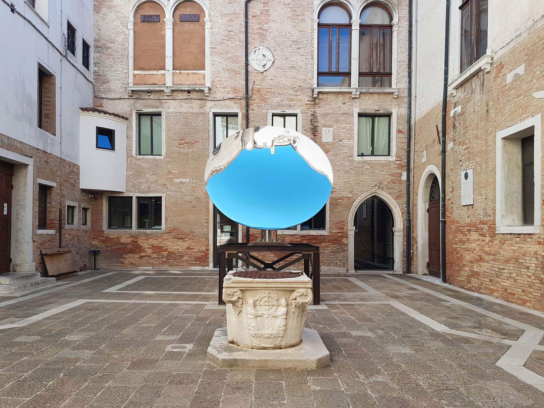 Anish Kapoor, Sky mirror (2018; acciaio, 330 x 330 cm). Foto di Daniele Capra Anish Kapoor, Sky mirror (2018; acciaio, 330 x 330 cm). Foto di Daniele Capra