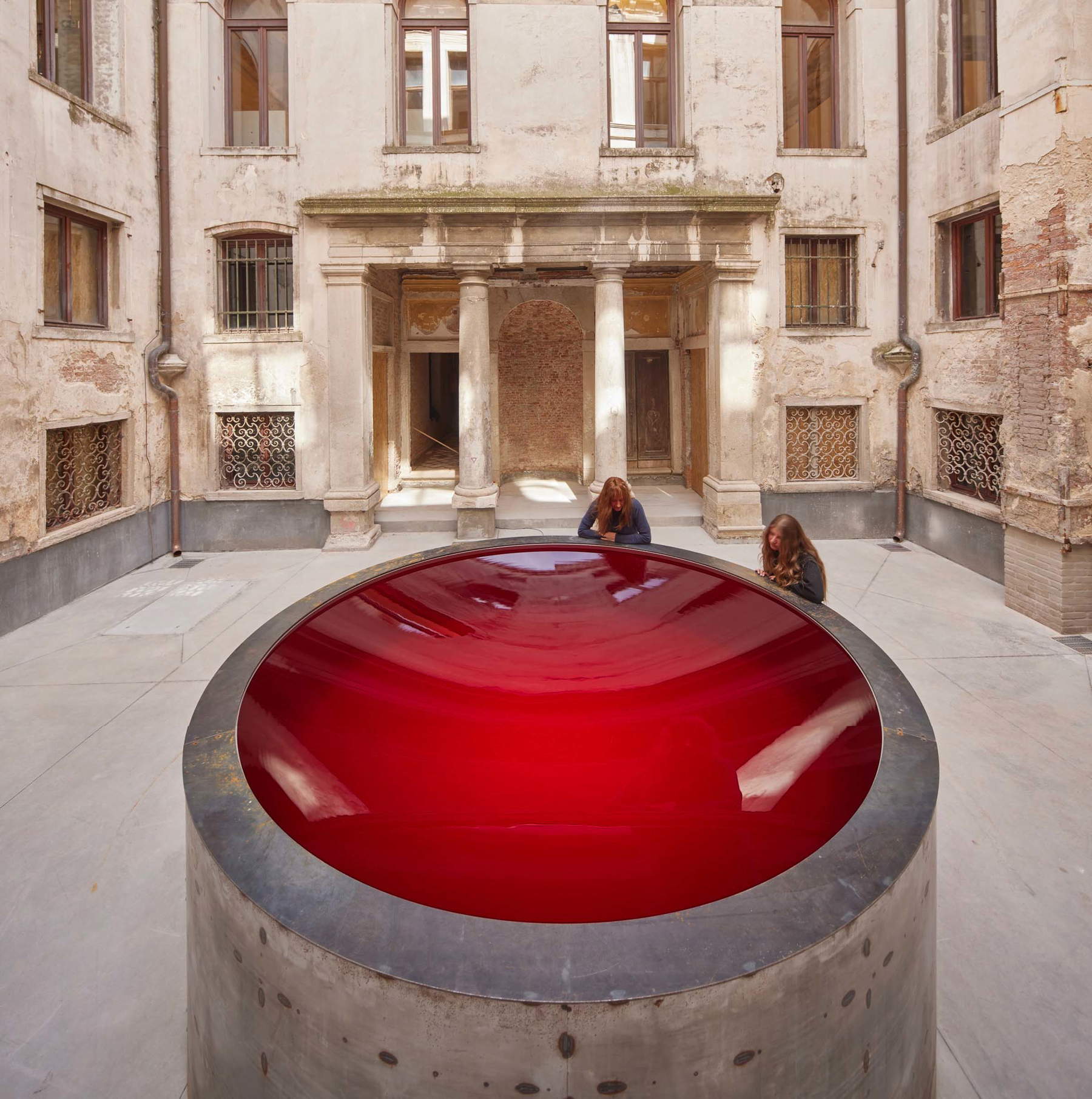 Anish Kapoor, Turning water into mirror (2003; acciaio, acqua, motore, 150 x 300 x 300 cm). Foto di David Levene Anish Kapoor, Turning water into mirror (2003; acciaio, acqua, motore, 150 x 300 x 300 cm). Foto di David Levene