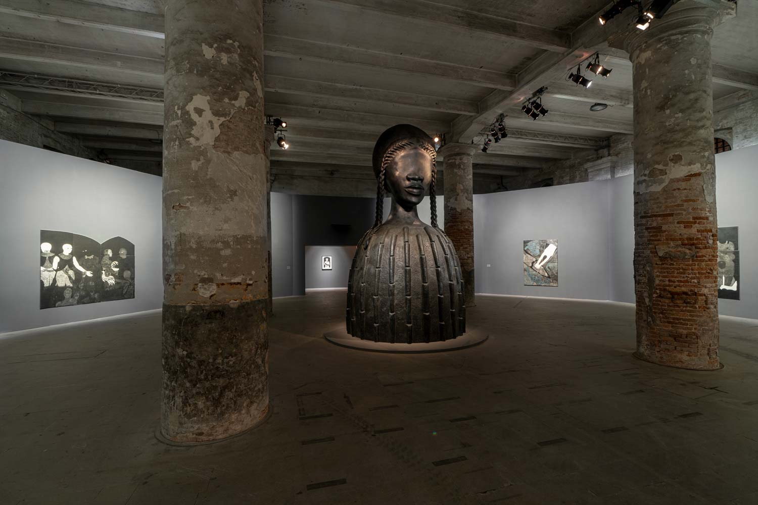 Le travail de Simone Leigh à la Biennale de Venise. Photo par Ela Bialkowska - OKNO Studio Le travail de Simone Leigh à la Biennale de Venise. Photo par Ela Bialkowska - OKNO Studio