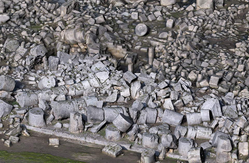 Vestiges du temple G. Au premier plan, on peut reconnaître les ruines des trois colonnes à reconstruire.