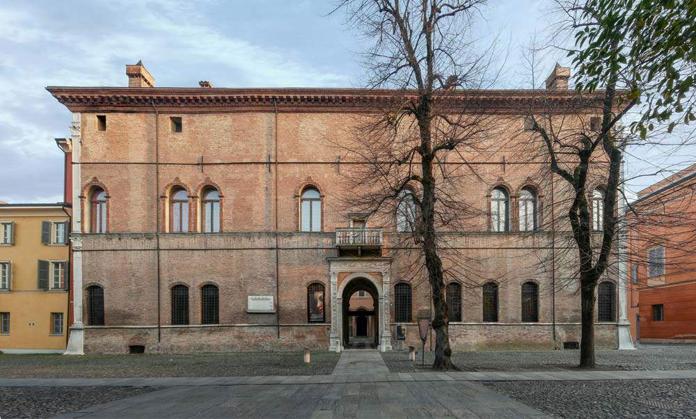 Le Palais des Princes de Correggio. Œuvre de la Renaissance de Biagio Rossetti (1507) avec un splendide portail en marbre d'Antonio Lombardo. Le musée abrite des œuvres admirables de Desiderio da Settignano, Andrea Mantegna, Antonio Allegri dit Correggio, Guido Reni, ainsi qu'une série de tapisseries flamandes du XVIe siècle.