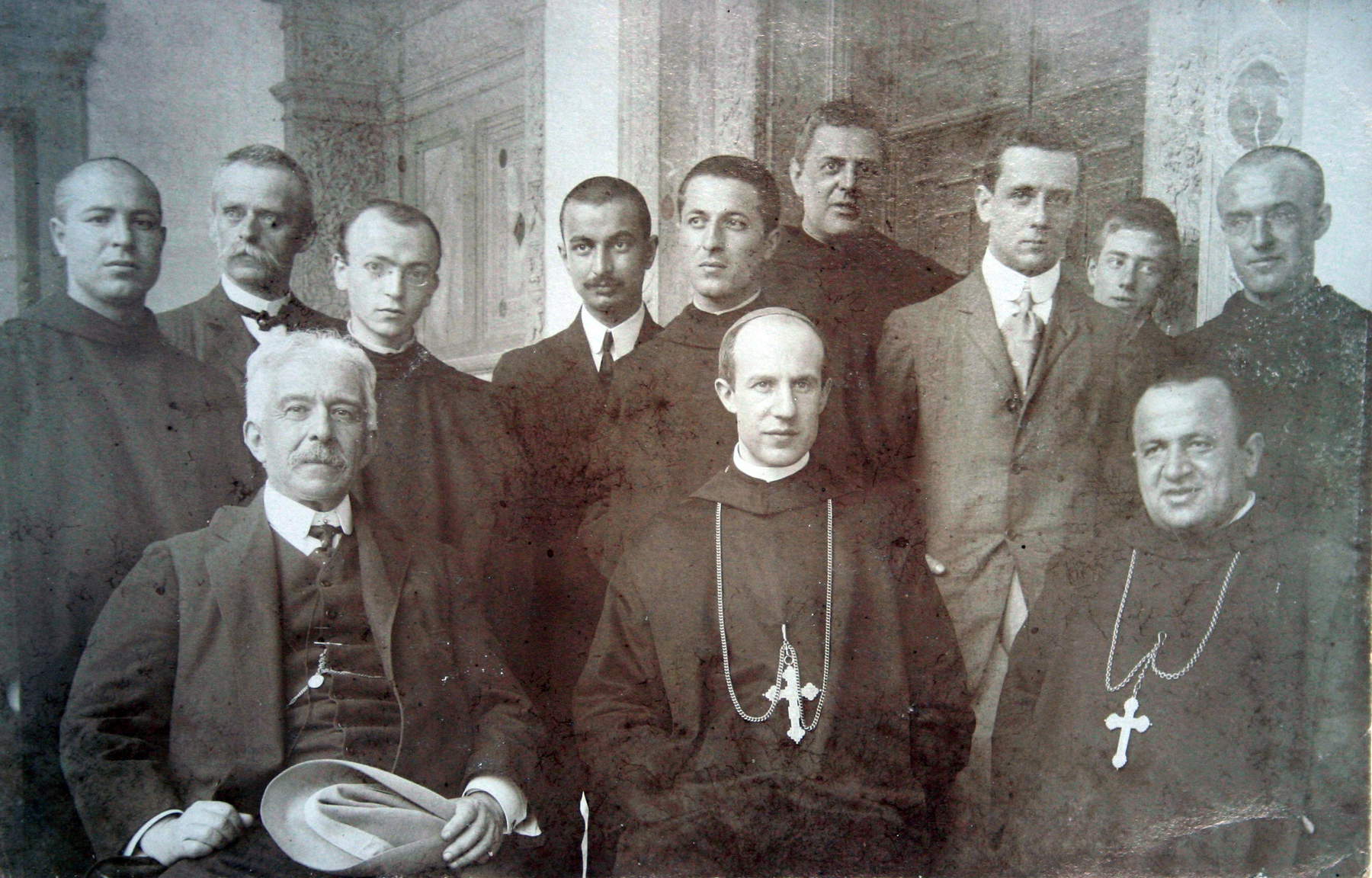 Passage de témoin entre don Beda Cardinale et don Gregorio Grasso. De gauche à droite: Antonio Fogazzaro, Monseigneur Beda Cardinale, don Gregorio Grasso.