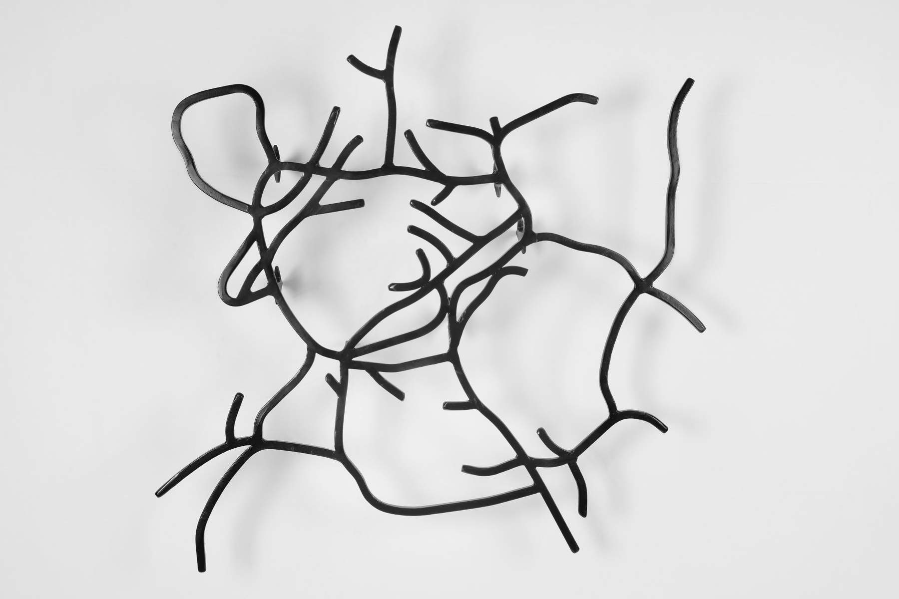 Keto Logua, Attachment (2022; hierro, esmalte, pintura protectora, 80 x 82 cm)