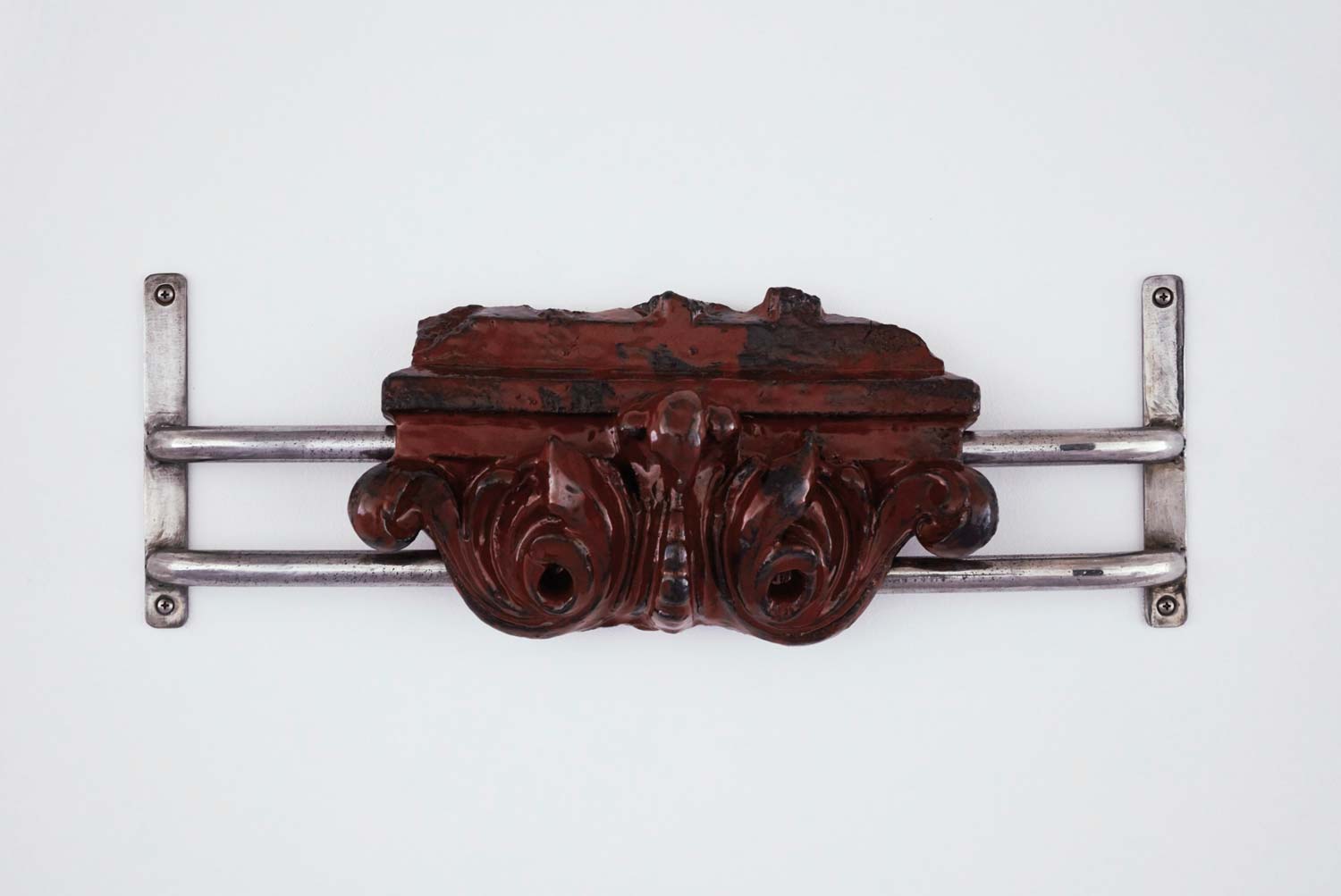 Kristin Wenzel, Dragón (2020; cerámica vidriada y acero, 14 x 16 x 10 cm)