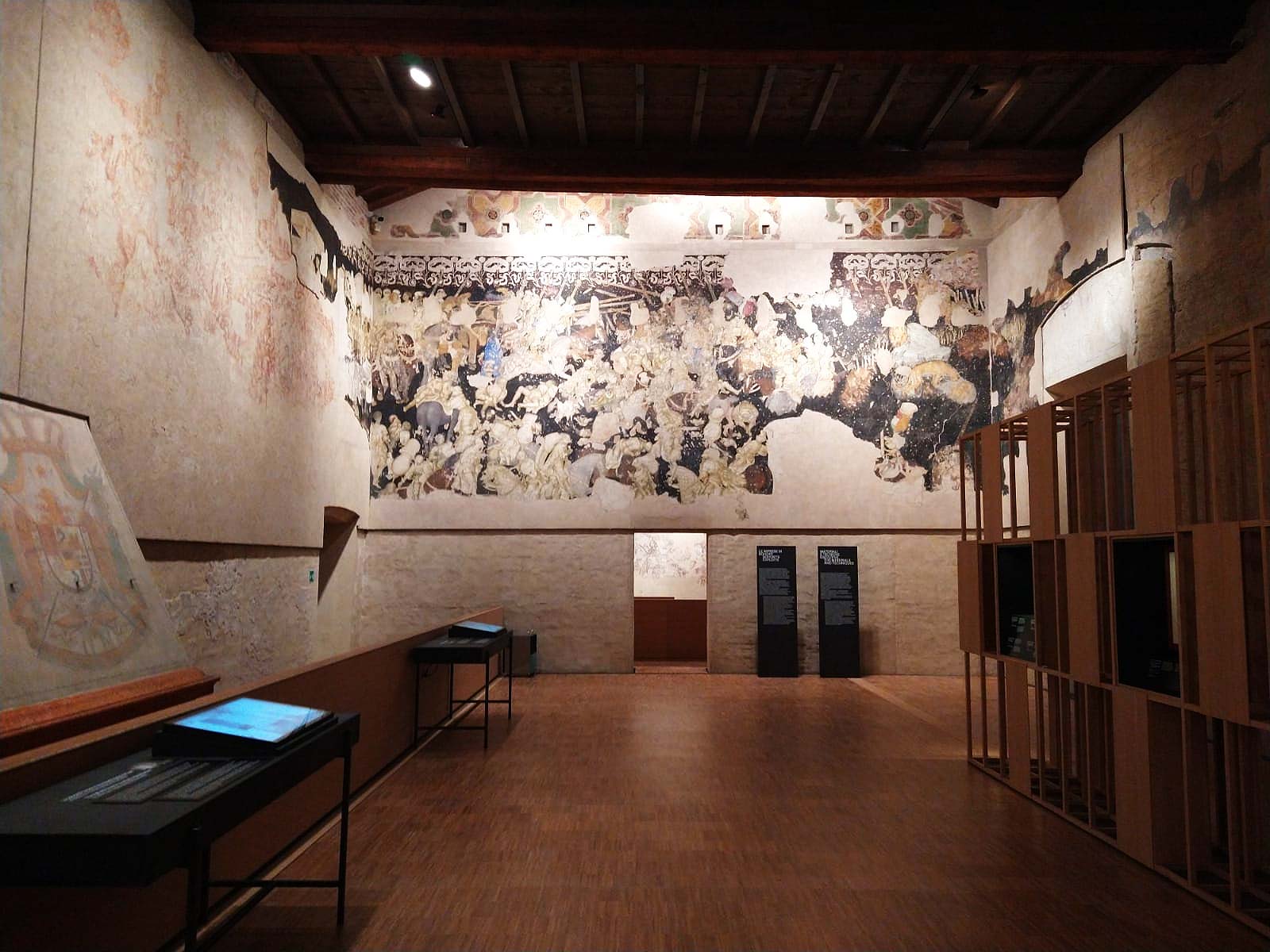 Der renovierte Saal mit der Ausstattung für die Ausstellung Pisanello. Der Tumult der Welt Der renovierte Saal mit der Ausstattung für die Ausstellung Pisanello. Der Tumult der Welt